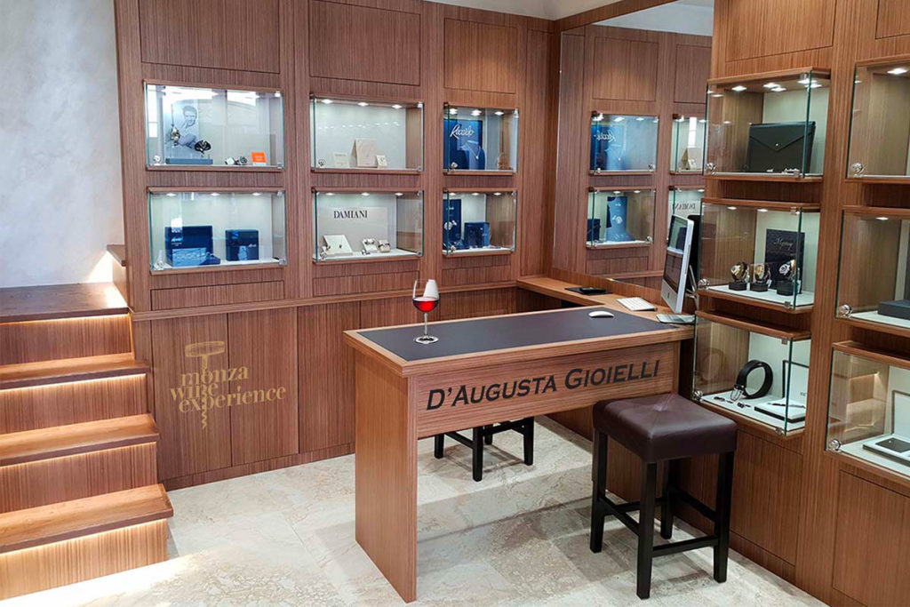 D’Augusta Gioielli nasce nel 1939 a Catania, ma negli anni 60 il fondatore Sebastiano D’Augusta si trasferisce a Milano ed apre il negozio [...]