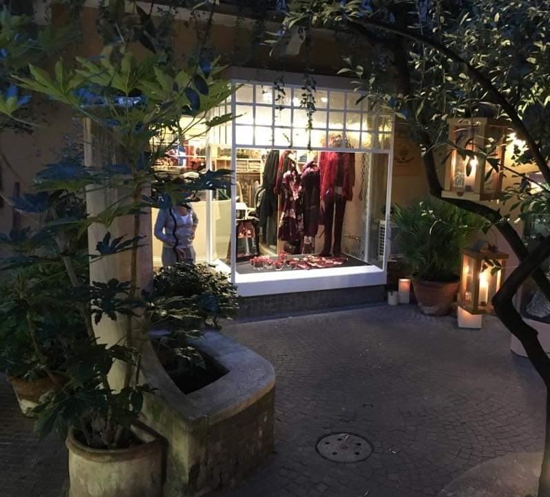 Il Cortiletto, negozio di abbigliamento donna è una piccola ‘ chicca ‘ situato nel centro storico della città all'interno di una [...]